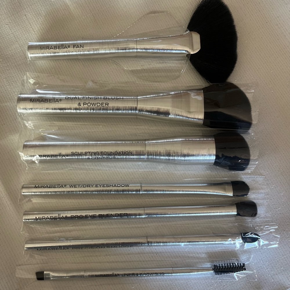 Mirabella Pro makeup Brush Set includes 7 brushes in snap travel case.